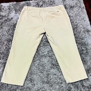 Tommy Hilfiger Waverly Slim Stretch Capri Pants. In great used condition.